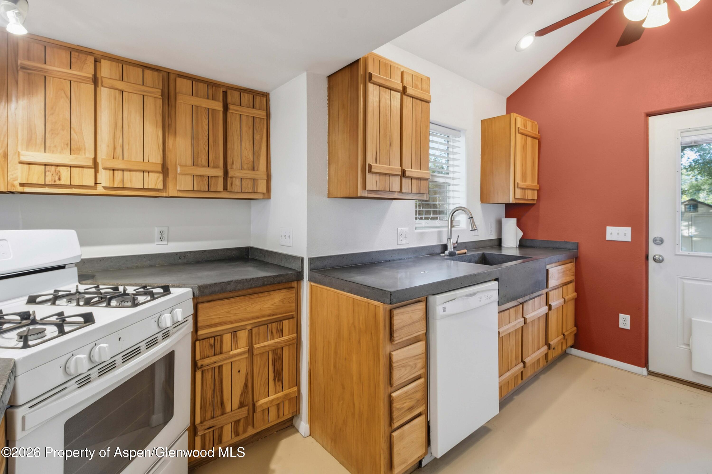 412 E 4th Street Property Photo 5