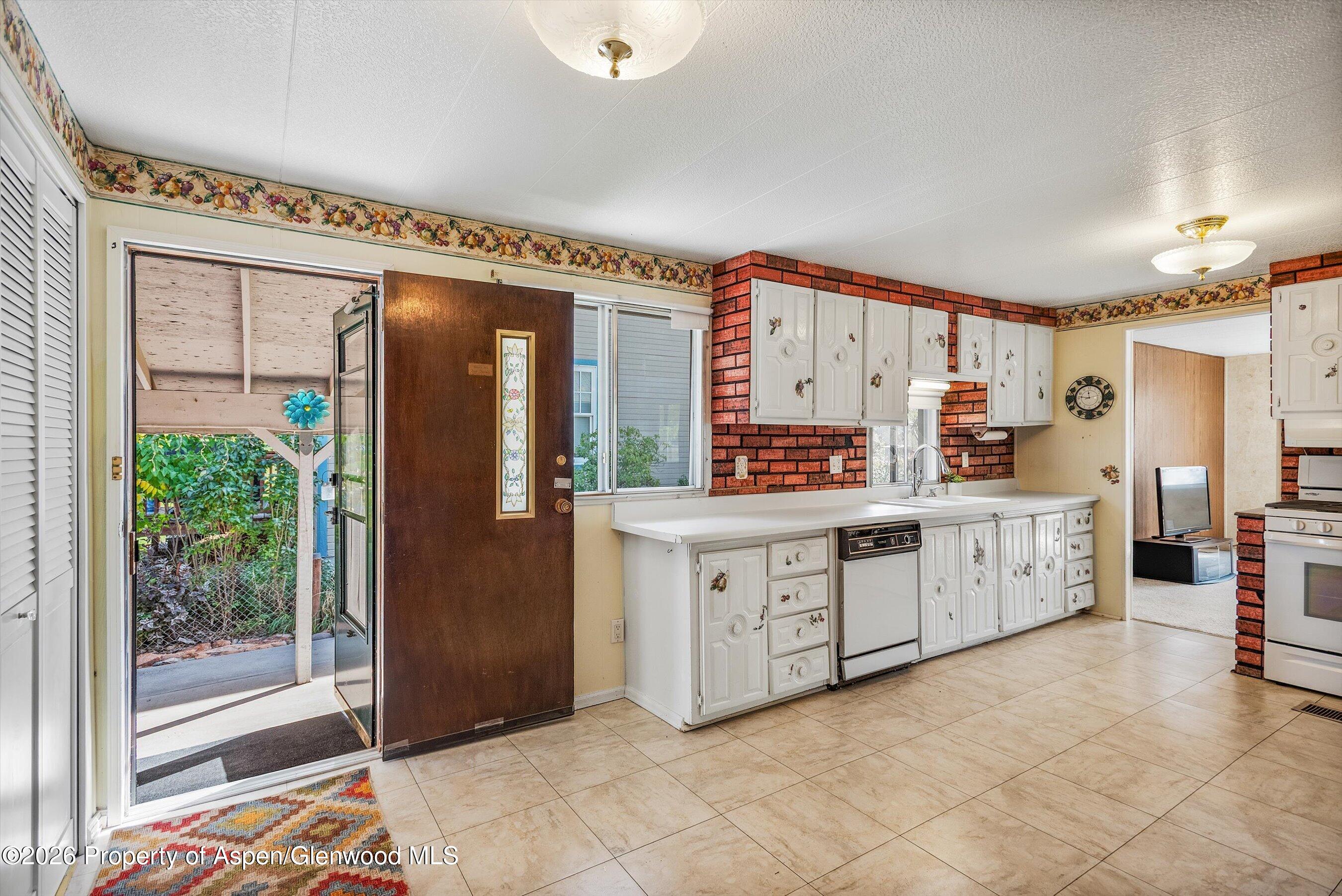 727 Euclid Avenue Property Photo 7