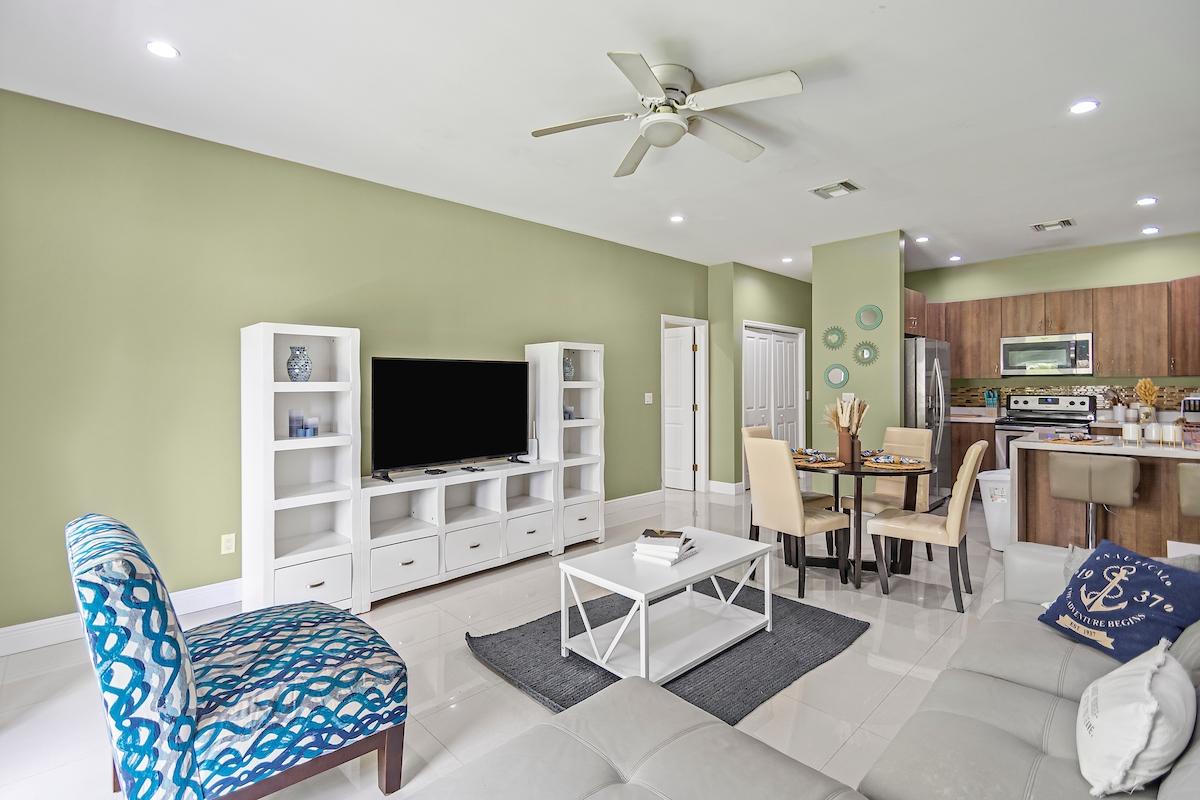 Venetian West 1506 Property Photo 1