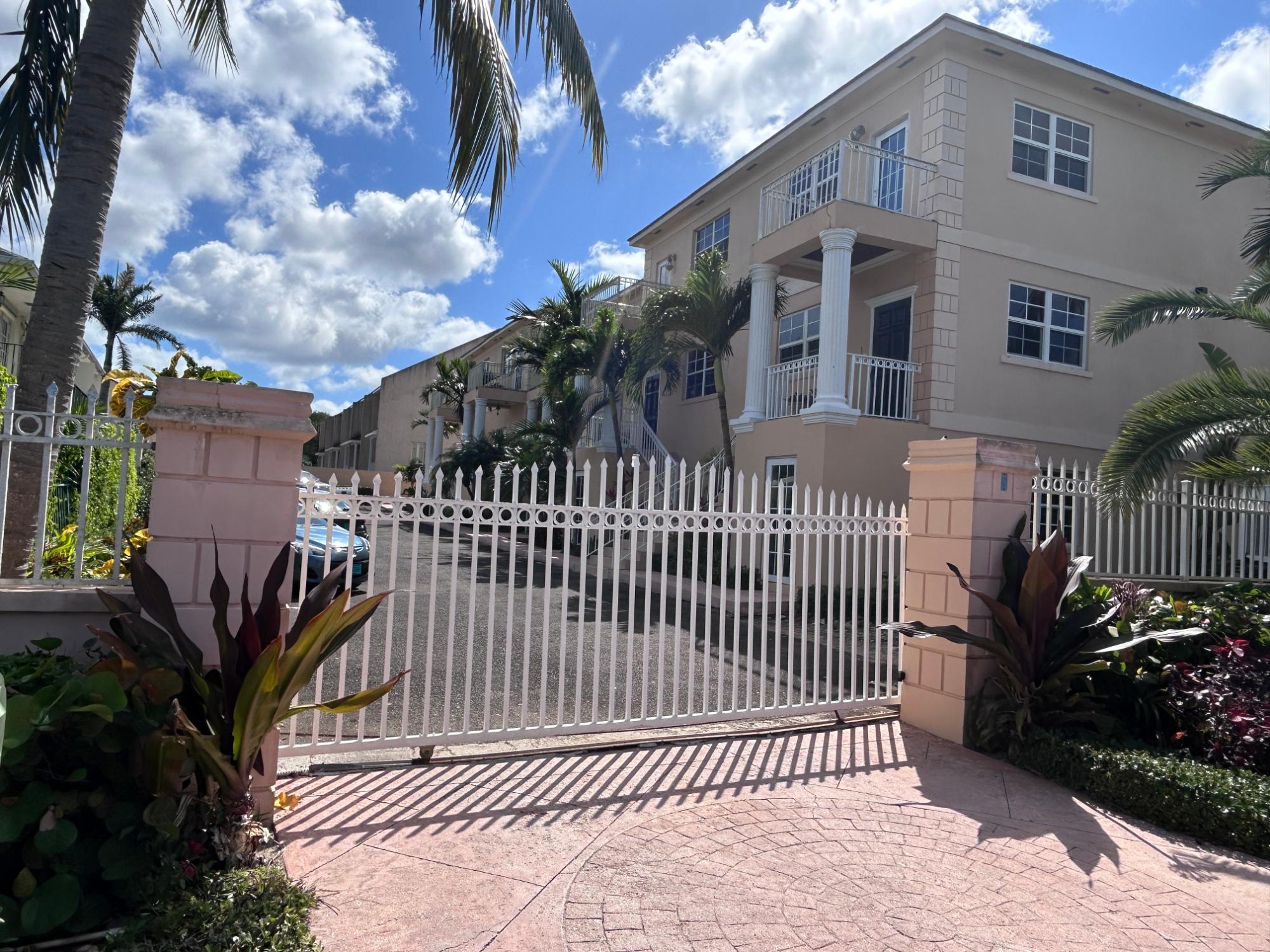 #4, Westgate Condominiums Property Photo 1