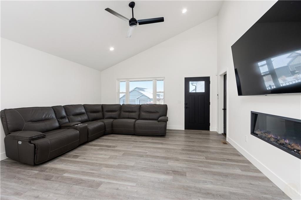 3021 Forbes Boulevard Property Photo 6