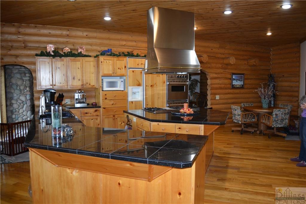 3034 E J Road Property Photo 2