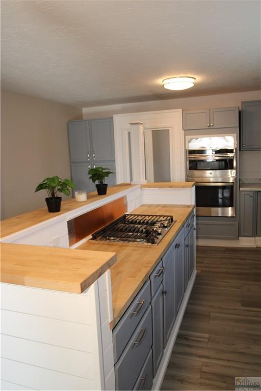 541 E Railroad Property Photo 4