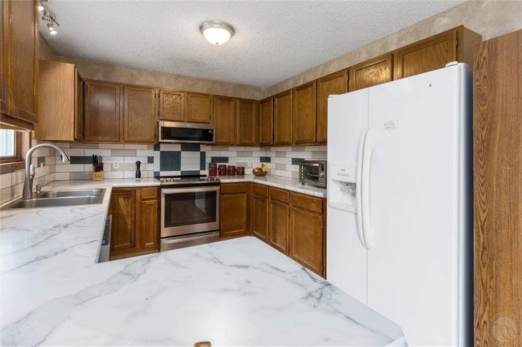 1015 Governors Boulevard Property Photo 9