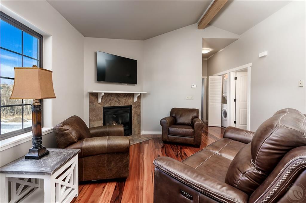215 E 2nd St 8 Property Photo 8