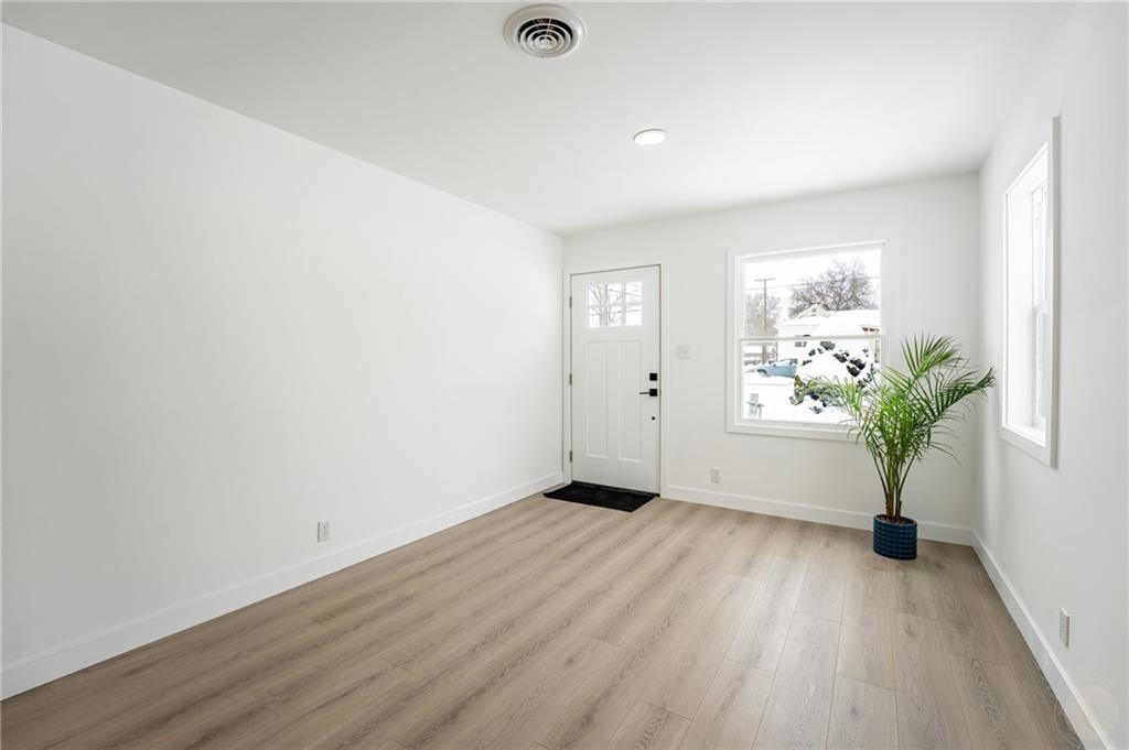 213 8th Street W Property Photo 3
