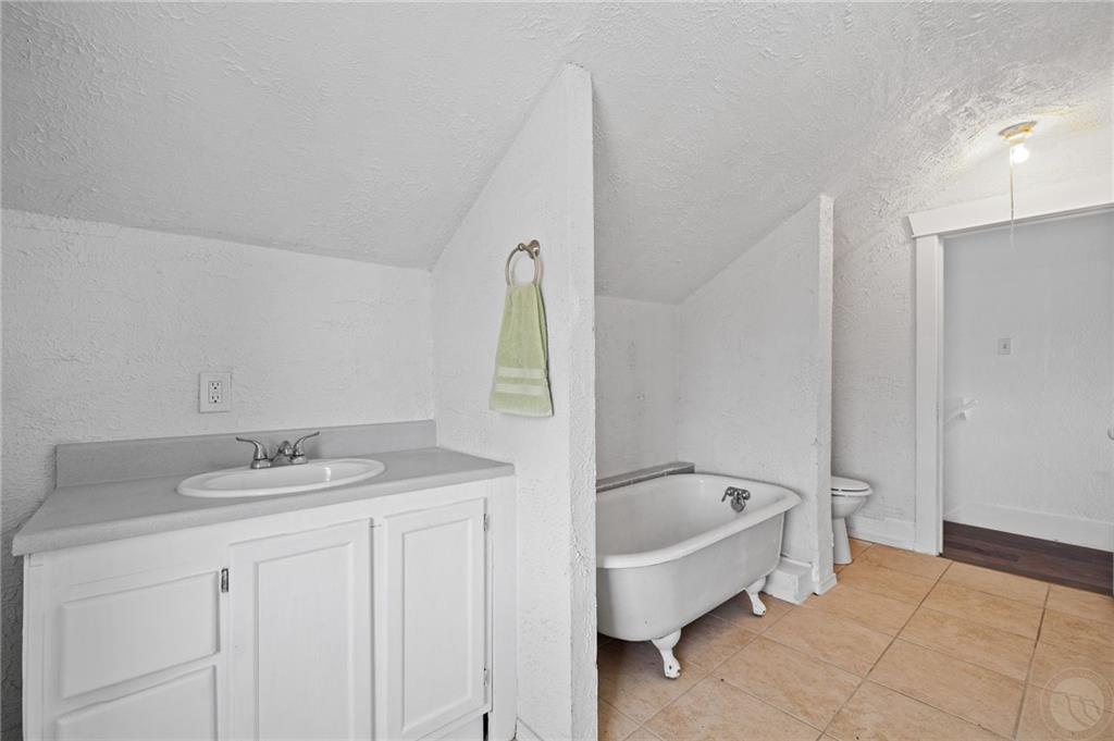 219 E 1st Street Property Photo 18