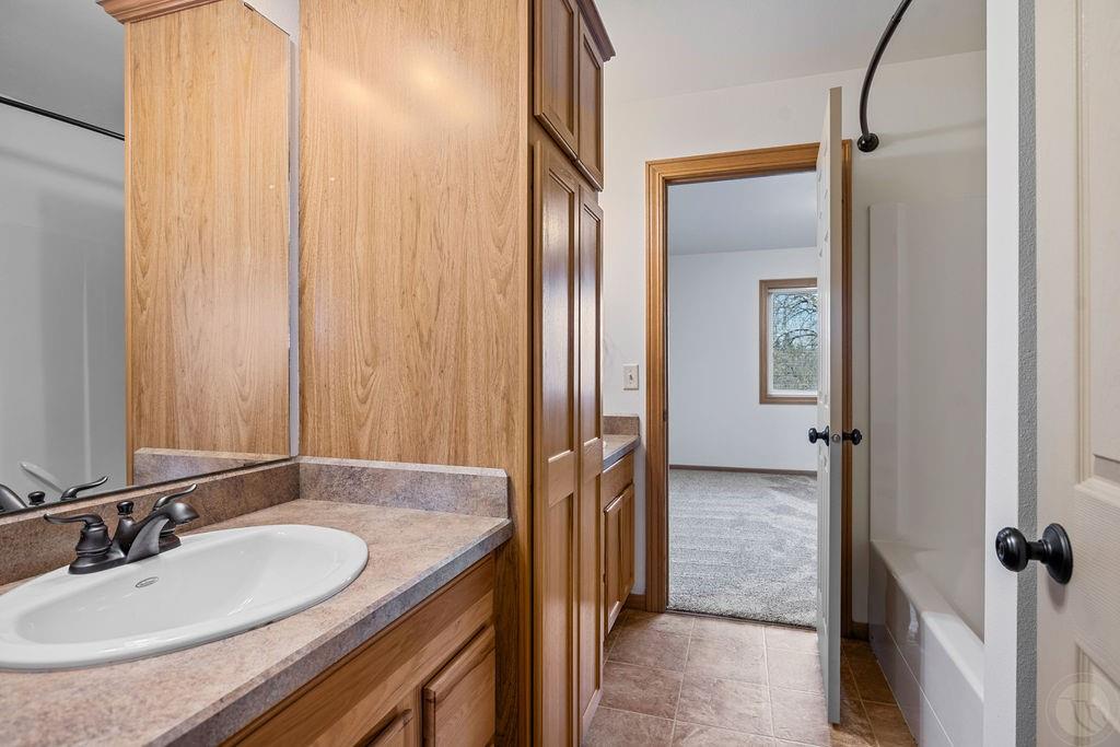 570 Killarney Street Property Photo 9