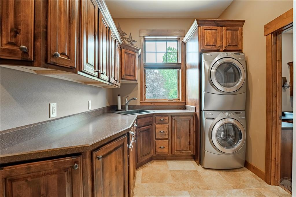 5331 Mule Deer Ct. Property Photo 9
