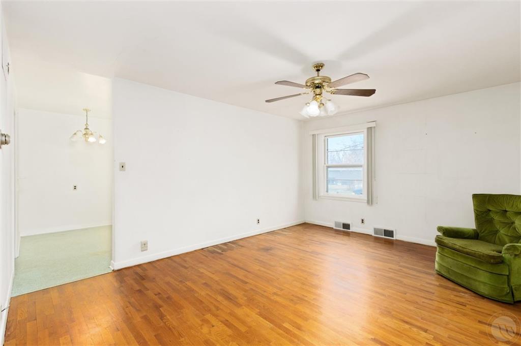 927 Miles Property Photo 4