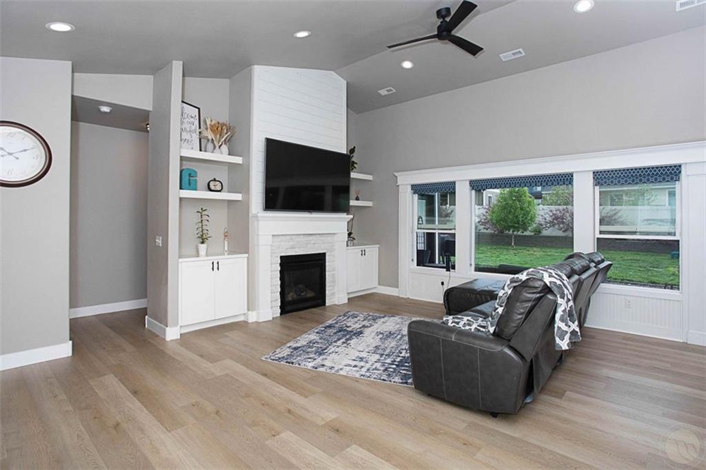 2705 Cornell Circle Property Photo 3