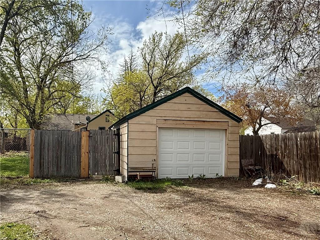 611 Custer Ave Property Photo 4