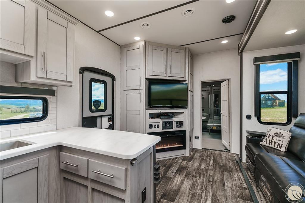 112 Garnet Boulevard Property Photo 9