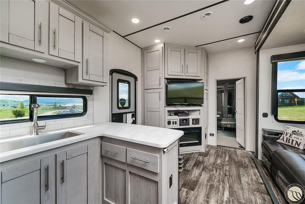 112 Garnet Boulevard Property Photo 10