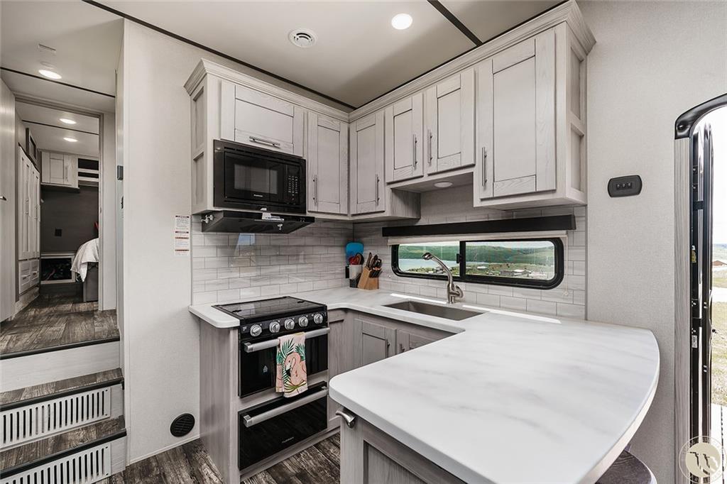 112 Garnet Boulevard Property Photo 12