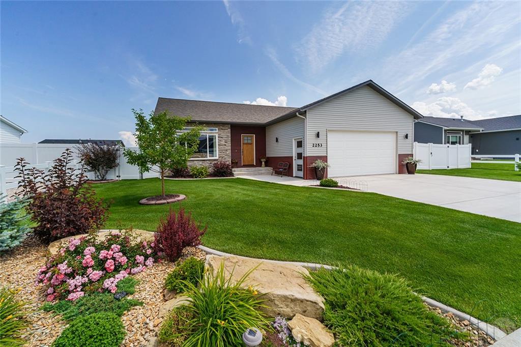 2253 Gleneagles Boulevard Property Photo 2