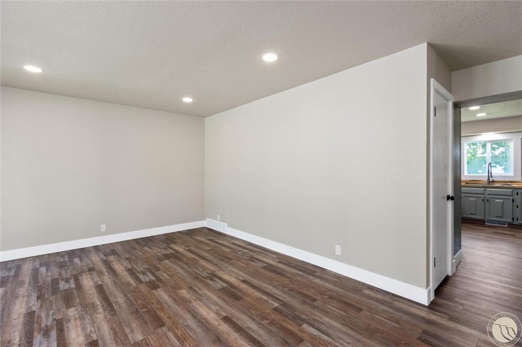 3100 S Daffodil Drive Property Photo 3