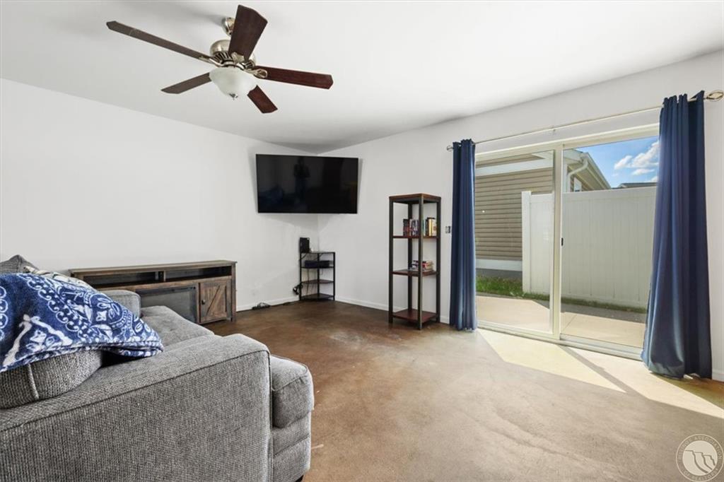 960 Yorkshire Court Property Photo 7