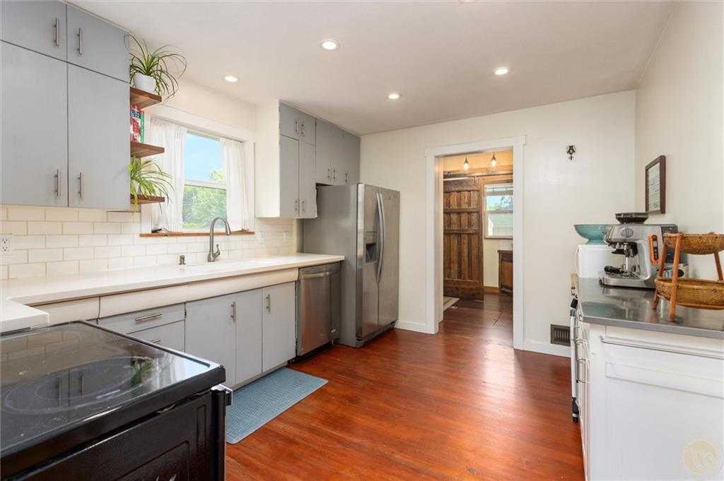 1020 Avenue E Property Photo 10