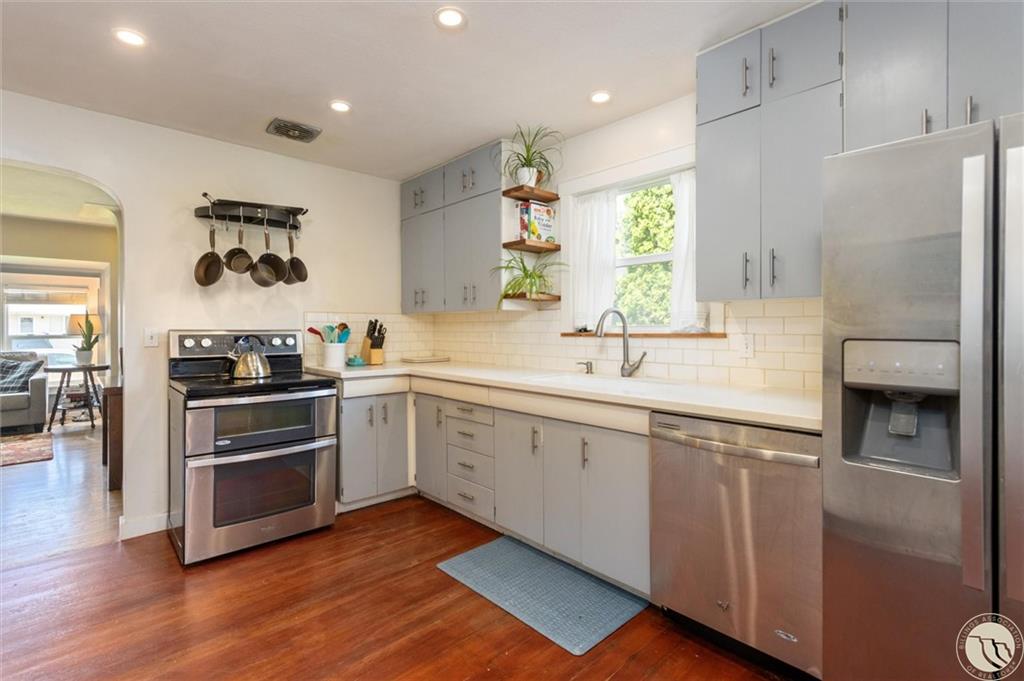1020 Avenue E Property Photo 12