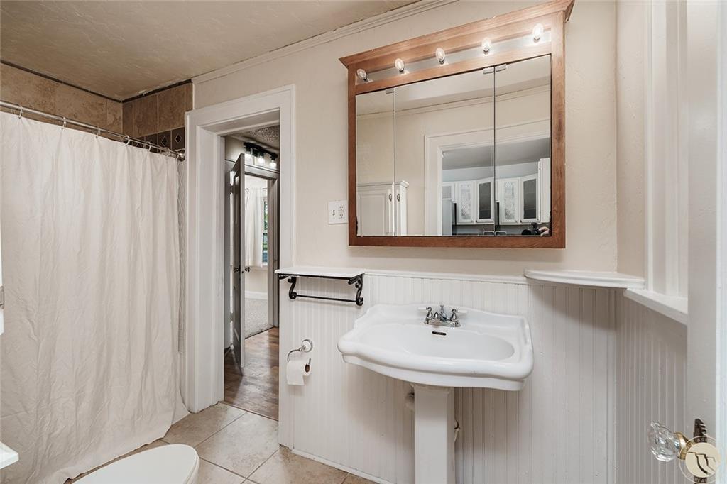 202 Burlington Ave Property Photo 10