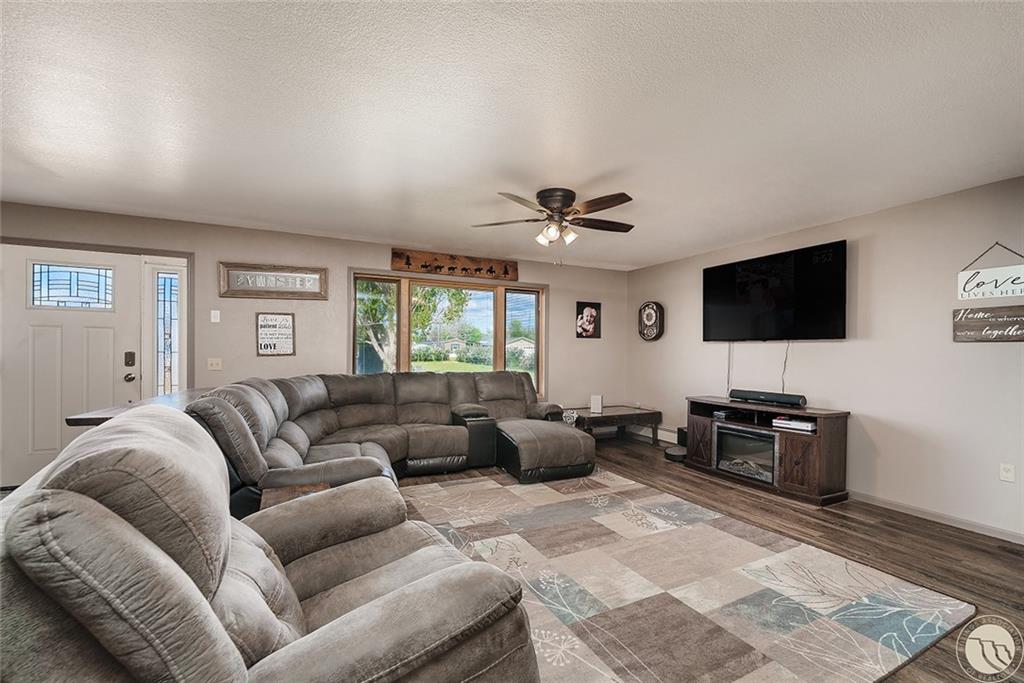 1102 3rd Property Photo 2