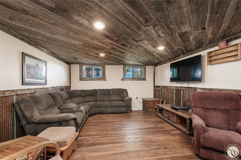 1102 3rd Property Photo 8