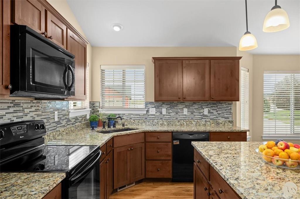 5828 Red Berry Property Photo 6