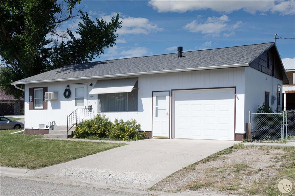204 N Lewis Avenue Property Photo 1