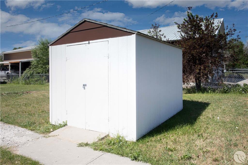 204 N Lewis Avenue Property Photo 8