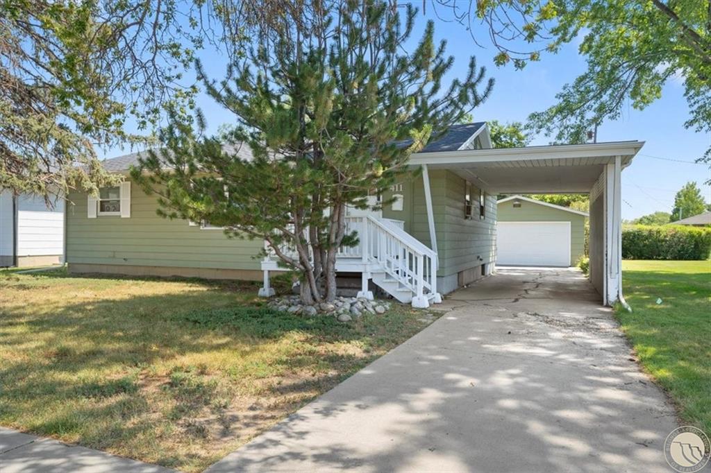 411 19th St W Property Photo 1