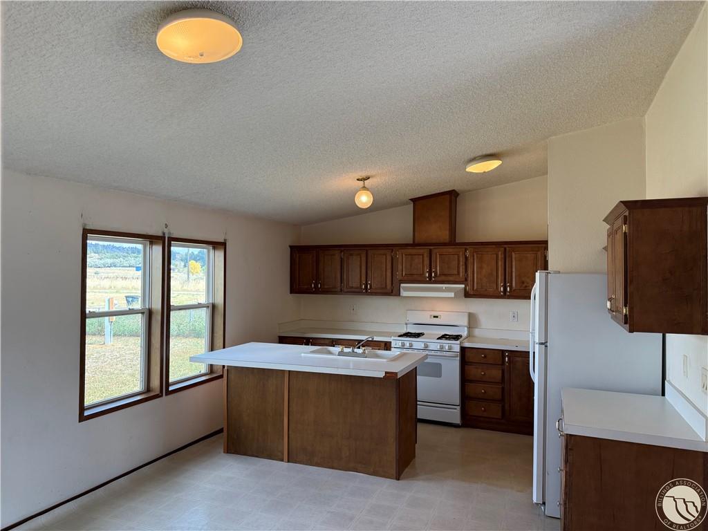 1130 E 2nd Avenue Property Photo 3