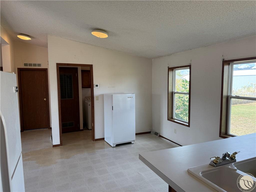 1130 E 2nd Avenue Property Photo 4