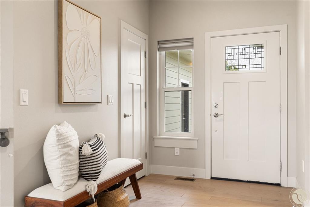 2516 Aspen Creek Trail Property Photo 2