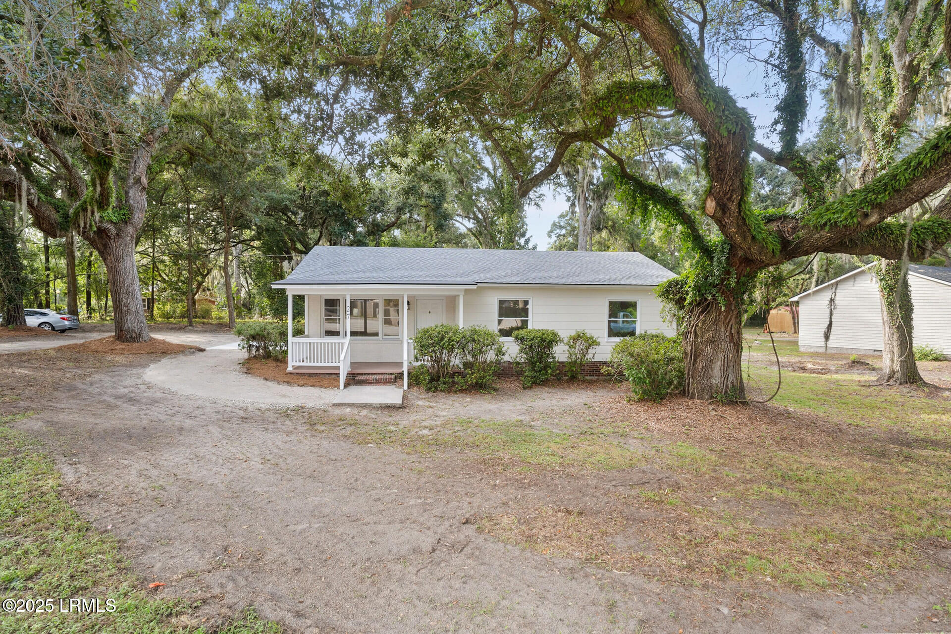 27 Miller Drive W Property Photo