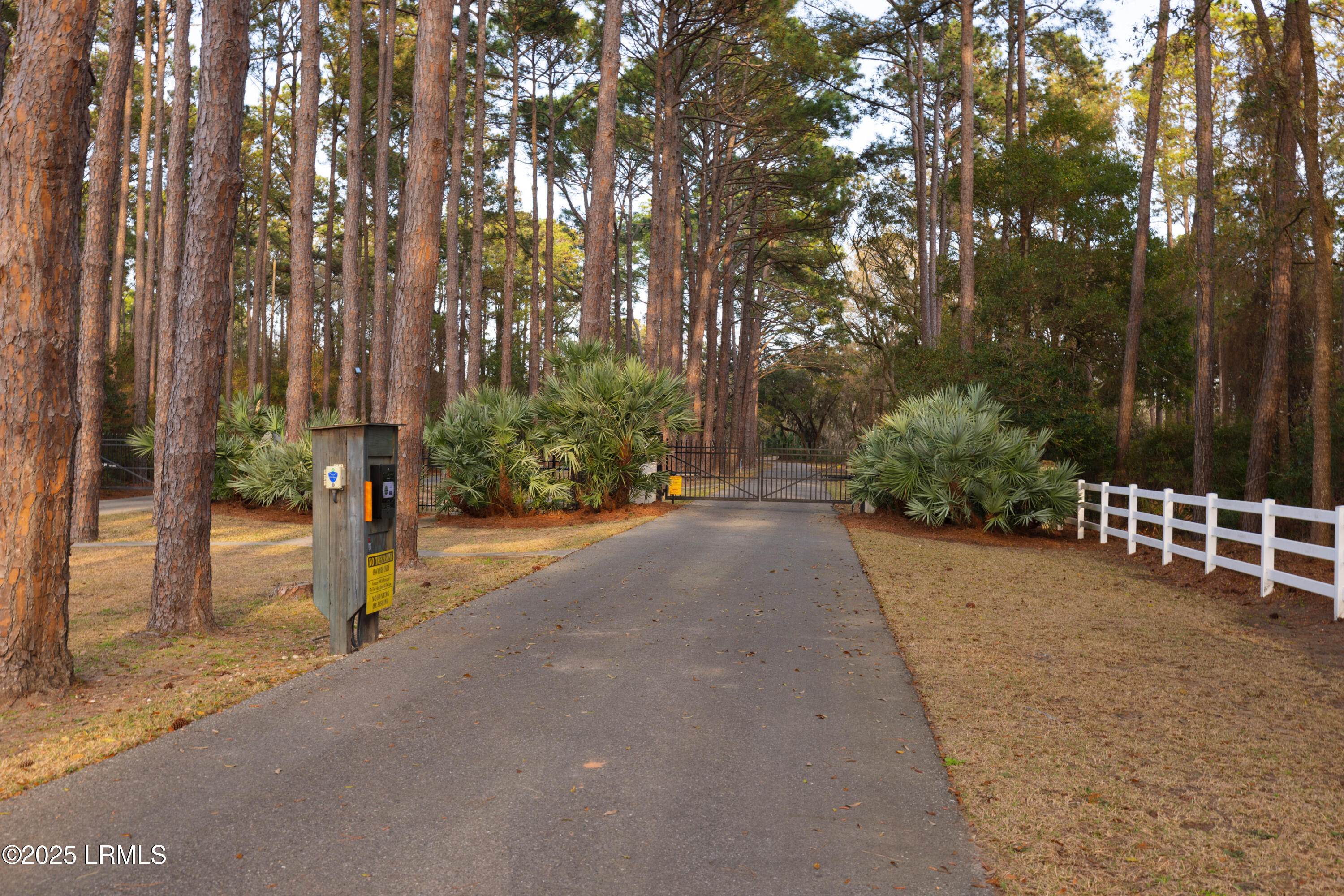 16 Vista Boulevard W Property Photo 2