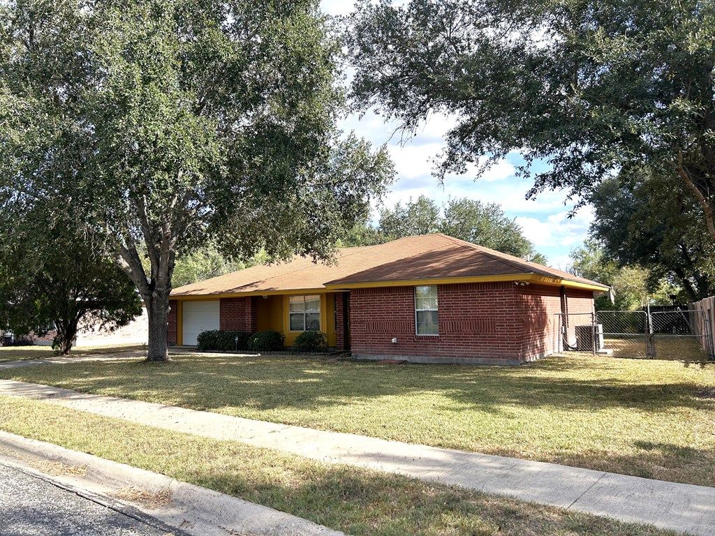 1304 Yosemite Dr Property Photo 2