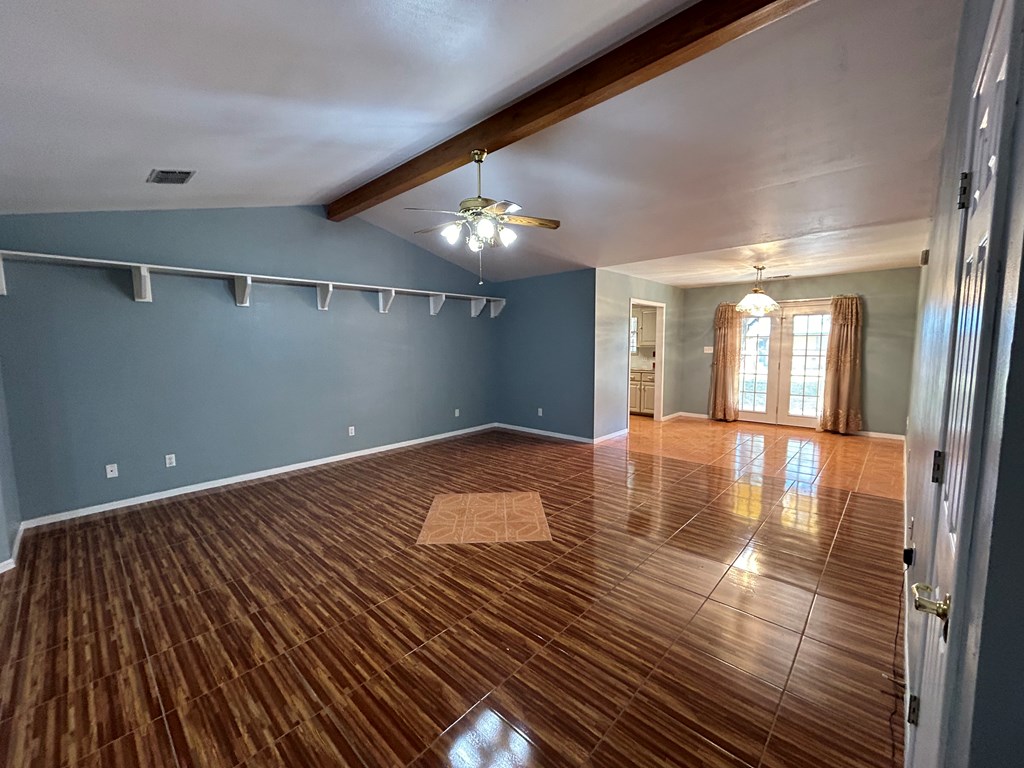 1304 Yosemite Dr Property Photo 3