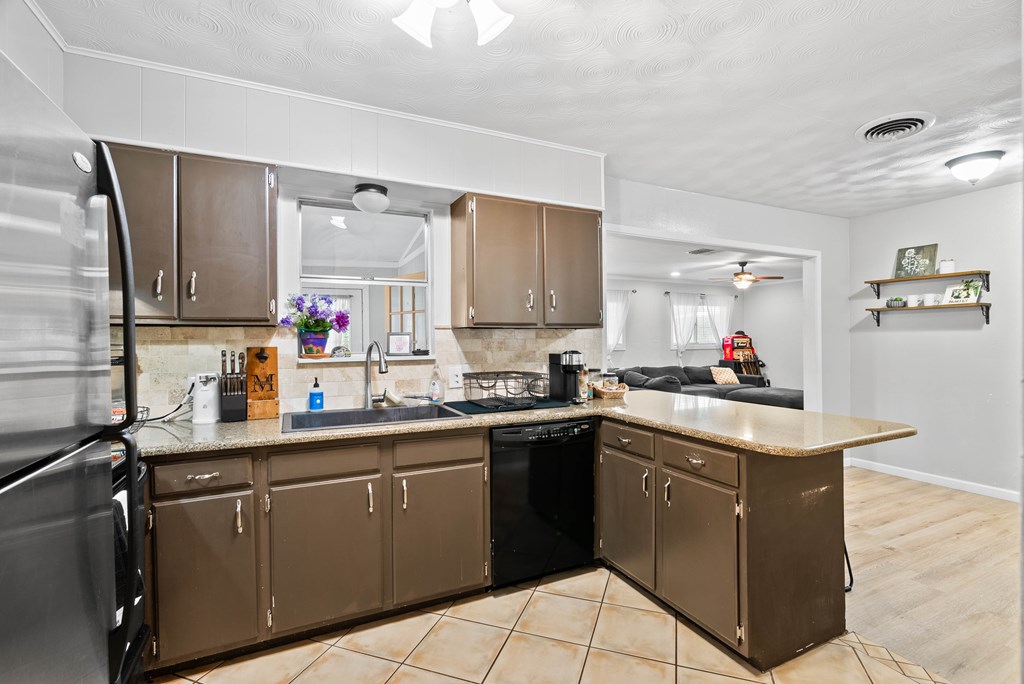 1006 Fannin Property Photo 4