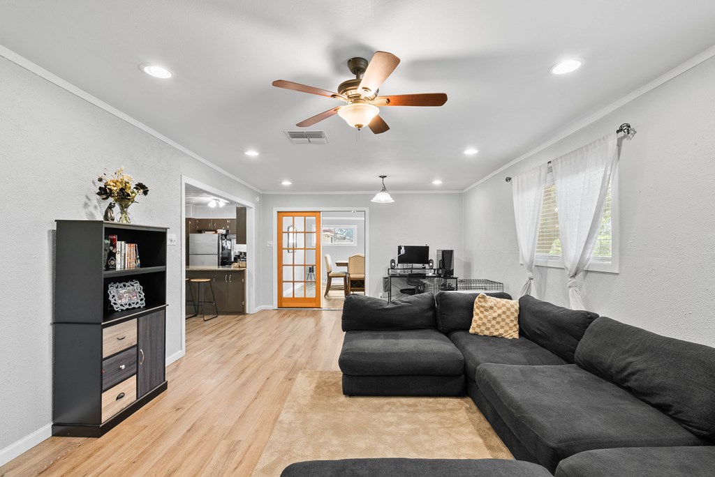 1006 Fannin Property Photo 6