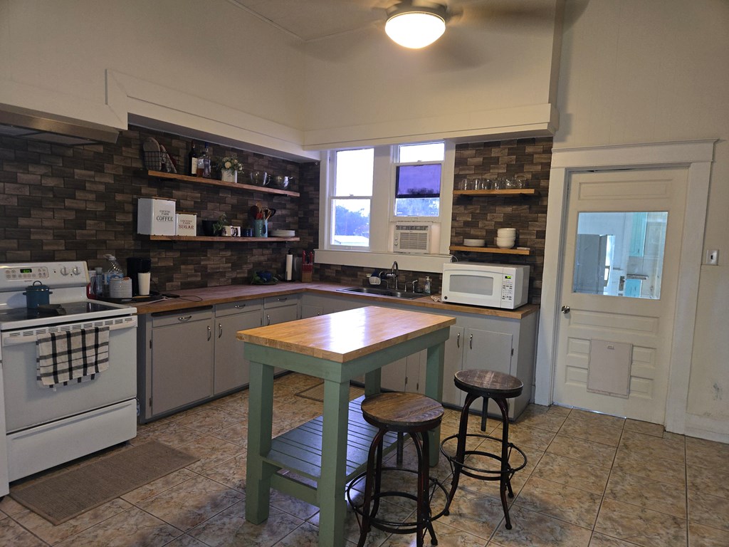 323 Main Property Photo 9