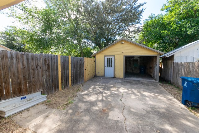 506 Bowie St Property Photo 4