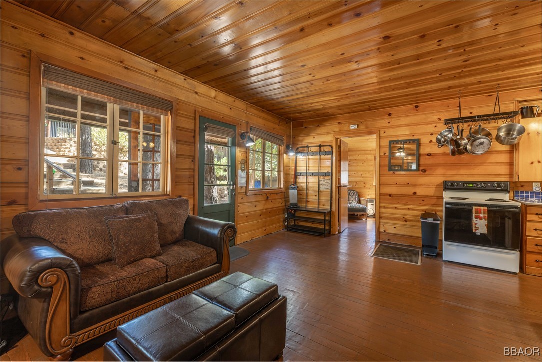 796 Silver Tip Drive Property Photo 4