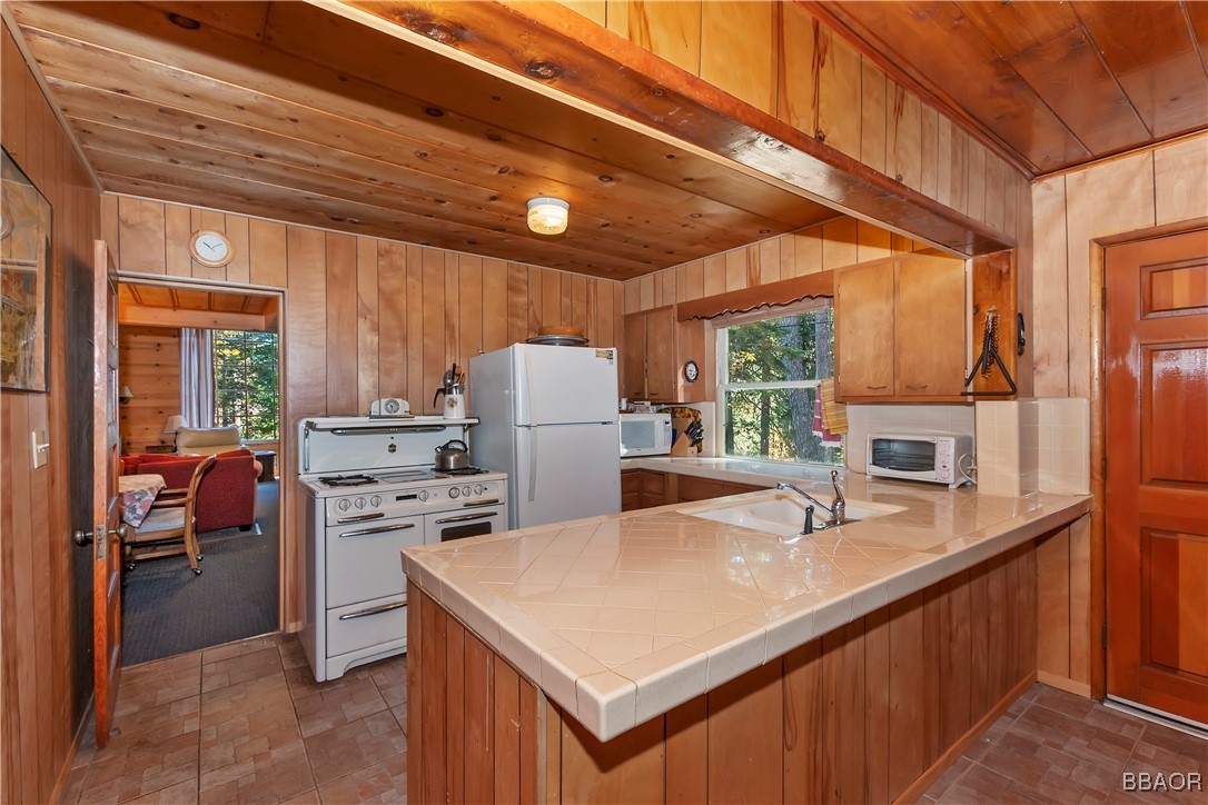 648 Crest Estates Drive Property Photo 9
