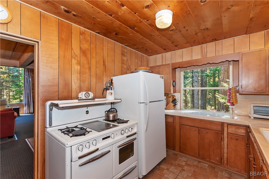 648 Crest Estates Drive Property Photo 10
