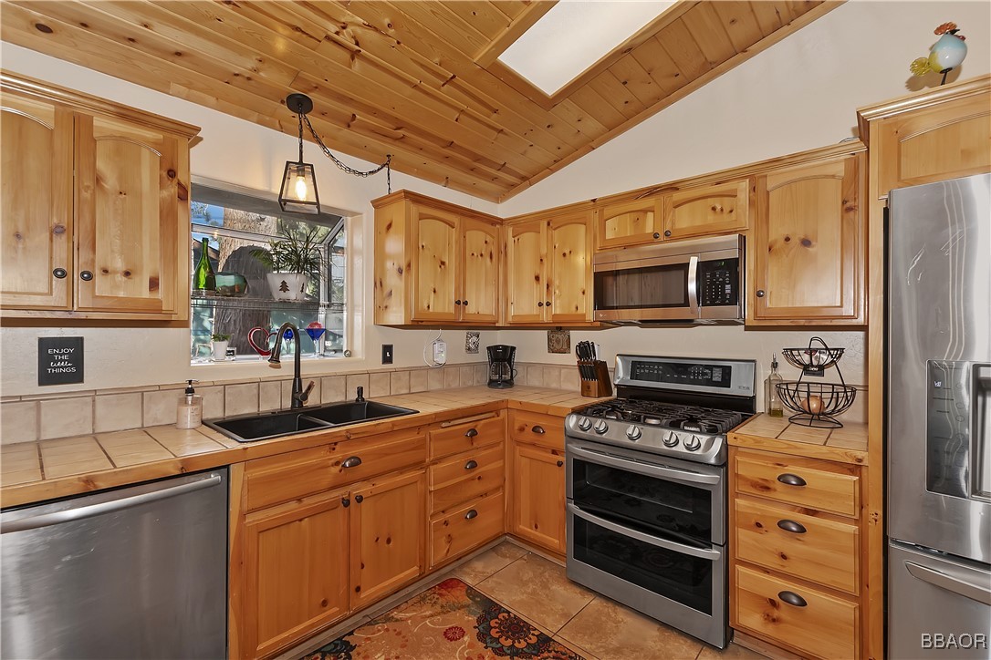 525 East Angeles Boulevard Property Photo 9
