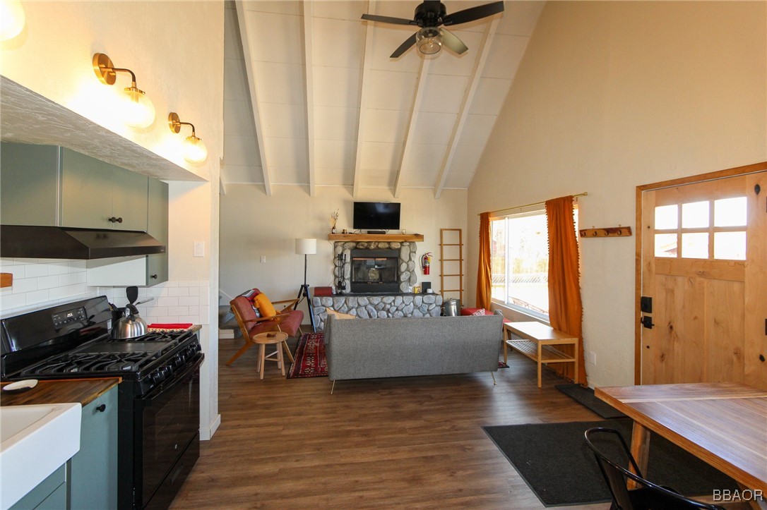 42585 Falcon Avenue Property Photo 11