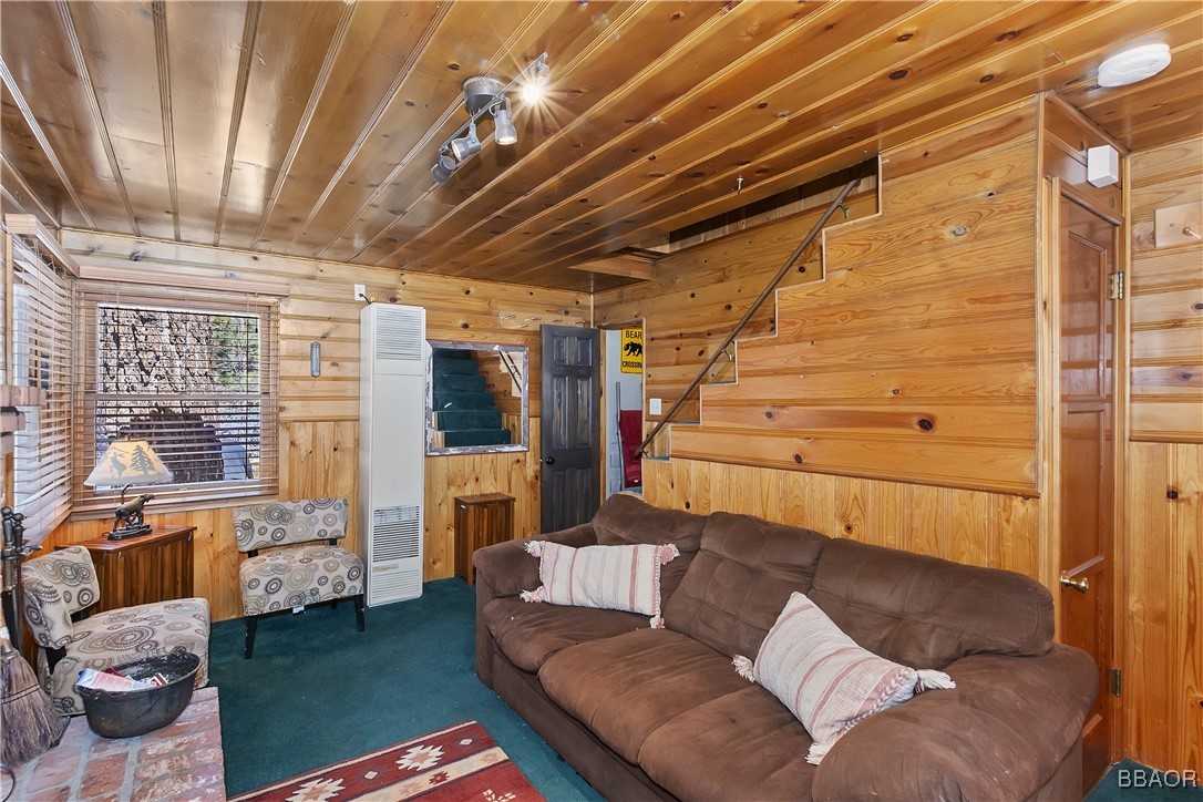 982 Villa Grove Avenue Property Photo 3