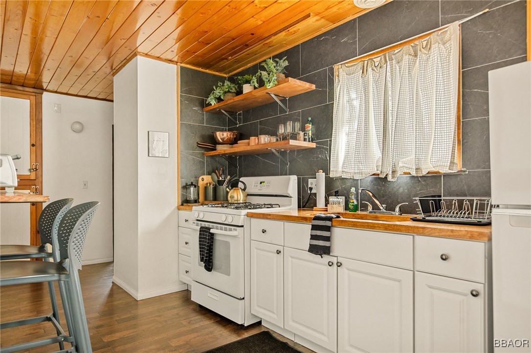 221 Angeles Boulevard Property Photo 8