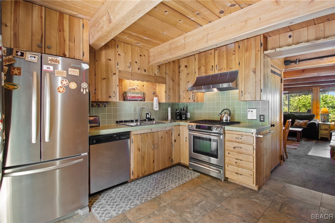 1124 Club View Drive Property Photo 8